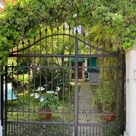 Rose House With Private Garden Lido di Venezia